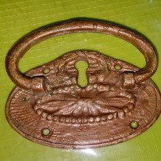 1315C-Shield mic oval cu maner de broasca veche bronz masiv.