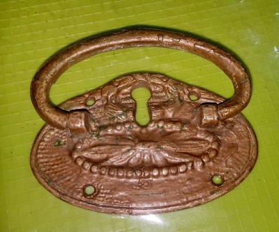 1315C-Shield mic oval cu maner de broasca veche bronz masiv. foto