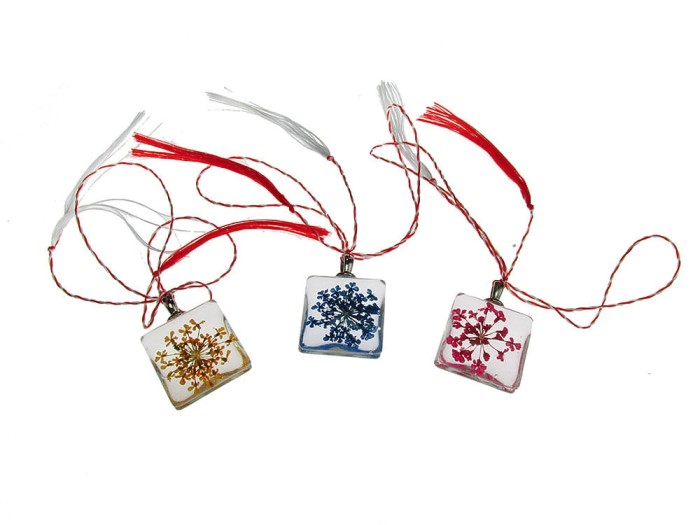 Set 3 martisoare Pandantiv patrat 2x2,7 CM cu flori uscate in rasina B