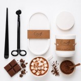 Cumpara ieftin Ciocolată caldă &ndash; Set lum&acirc;nare parfumată cu accesorii elegante