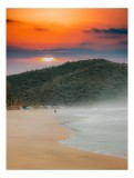 Tablou Canvas, "Plajă pustie la apus de soare", Apus, Mal, Nisip, Ocean, Valuri, Deal, Cer, Portocaliu, Nor, Linie, Siluetă, Pădure, Lumină, Calm, Pri