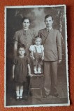 fotografie veche anii 1930, familie cu 2 copii