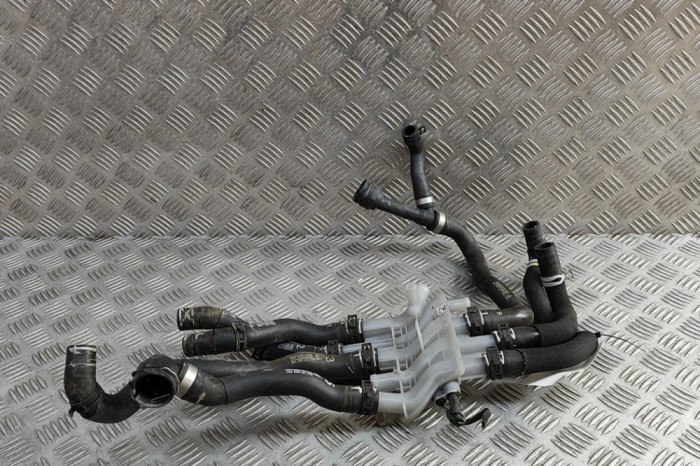 Furtun de lichid de răcire PORSCHE Taycan 2022 OEM: 9J1121630,9J1121444,9J1121550 | 31802695