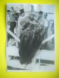 HOPCT 544 U - FOTOGRAFIE VECHE-D= 18 / 13 CM -O CAPTURA FRUMOASA / PESCUIT PROFESIONIST -1947-FOTO NEW YORK TIMES 1947