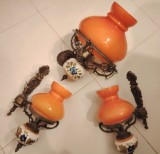 Set aplice de perete și un pendul de tavan, toate de epocă, cu abajururi din sticlă portocalie, de tip opalină, și corpuri din metal și ceramica