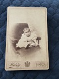 Copil &icirc;n studio, fotografie veche pe carton, atelier foto: Ihalsky / Sinaia
