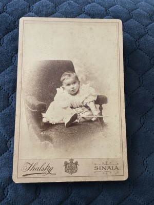 Copil &amp;icirc;n studio, fotografie veche pe carton, atelier foto: Ihalsky / Sinaia foto