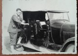 Fotografie, barbat cu autoturism, perioada interbelica