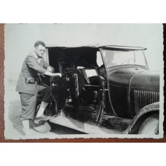 Fotografie, barbat cu autoturism, perioada interbelica