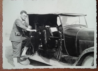 Fotografie, barbat cu autoturism, perioada interbelica foto
