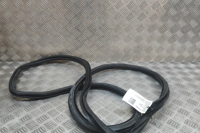 Garnitura ușă st&amp;acirc;nga spate SKODA OCTAVIA IV Combi NX5 2024 OEM: 5E7867367B | 29012952 foto