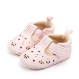 Pantofiori cu stelute decupate (Marime Disponibila: 6-9 luni (Marimea 19