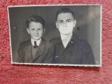 Fotografie tip carte postala, doi baieti, perioada interbelica