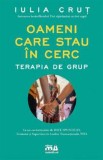 Oameni care stau in cerc. Terapia de grup - Meditative Arts