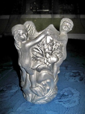 2624-Vaza argintie cu statuiete copii din material tare greu turnat gen rasina. Design cu 2 fetite si un baietel tinandu- se de mana. foto