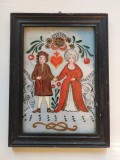Tablou Vintage Pictură pe Sticlă &ndash; Cuplu &icirc;n haine de epoca, simboluri Iubire și Nuntă, Ramă Lemn 28x21cm, Artă Populară Europeană, pictura naiva