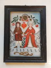 Tablou Vintage Pictură pe Sticlă &ndash; Cuplu &icirc;n haine de epoca, simboluri Iubire și Nuntă, Ramă Lemn 28x21cm, Artă Populară Europeană, pictura naiva
