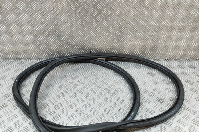 Garnitura ușă dreapta față PEUGEOT 5008 III KA, KB, KC 2024 OEM: 9839764680 | 30716125
