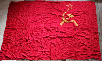 Steag din matase cu stema CCCP, perioada comunista, dimensiuni impresionante foto