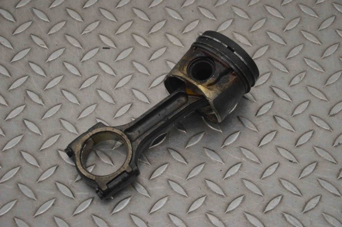 Piston OPEL VIVARO Combi J7 2009