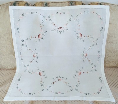 Fata de masa Vintage din bumbac cu broderie manuala in cruciulite si tiv lucrat manual pe fir. foto