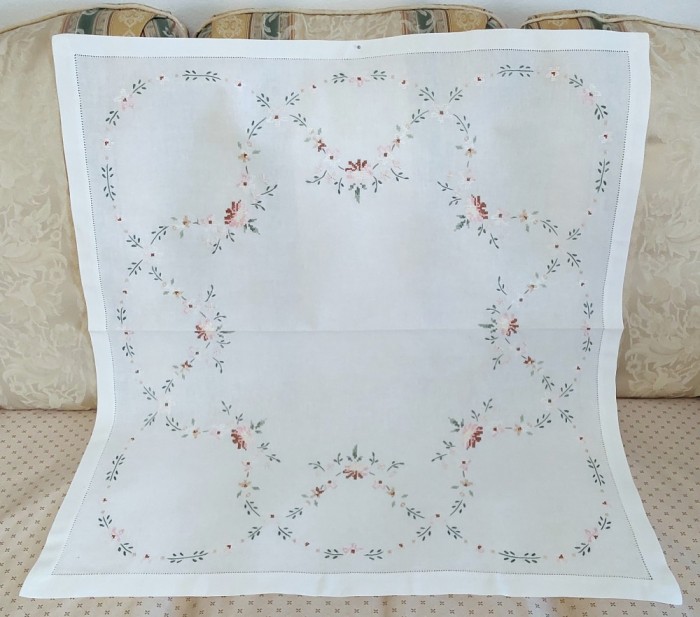 Fata de masa Vintage din bumbac cu broderie manuala in cruciulite si tiv lucrat manual pe fir.