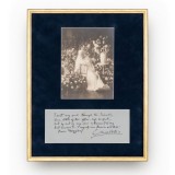 Regina Elisabeta &icirc;nconjurată de flori, fotografie de Franz Mandy, cca. 1910 + bilet cu citat și semnătura olografă