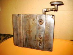 B166-Broasca Poarta veche metal cu cheie. Marimi: 15.5/12.5 cm. foto