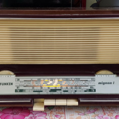 RADIO TELEFUNKEN Mignon L R-526 . CU LAMPI , ANUL 1956 .