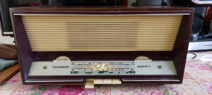 RADIO TELEFUNKEN Mignon L R-526 . CU LAMPI , ANUL 1956 .