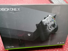 Xbox one x in cutie foto