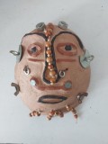 Masca decorativă hand-made, ceramică cu metal și mărgele lemn, semnată &bdquo;JAN&rdquo; pe dos, piesa unicat