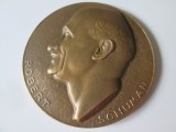 Rara! Medalie mare comemorativa EEP Group gravor Robert Cochet:Robert Schuman fondator si primul presedinte al UE,diametrul:68 mm,greutate:165 grame, Europa