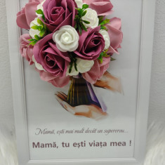 Rama A4 cu decorațiune de flori de săpun și text "Mamă, tu ești viața mea"