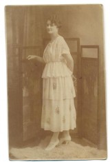 AD 1361 C. P.VECHE- DOAMNA IN TINUTA DE EPOCA -FOTO-SPLENDID N.BUZDUGAN BUC-1920