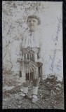 Fotografie alb negru 1931, fetita in costum popular romanesc cu evantai, dimensiuni 10x6, uzura usoara spate, fotograf necunoscut