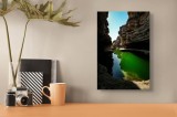 Tablou Canvas, "Lacul verde &icirc;ntre st&acirc;nci abrupte", St&acirc;nci, Apă, Reflecție, Verde, C&acirc;ntec, Umbre, Cer, Minunat, Natură, Ad&acirc;ncime, 26 x 39 cm, CMCLASS