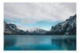 Tablou Canvas, "Muntele și lacul albastru polar", Lac, Munți, Zăpadă, Cer, Norii, Reflecție, Peisaj, Calm, Natură, Grandios, 39 x 26 cm, CMCLASS