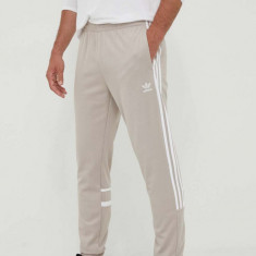 adidas Originals pantaloni de trening culoarea bej, cu imprimeu