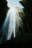 Tablou Canvas, "Cascada grandioasă &icirc;n munți abrupți", Cascadă, &Icirc;naltă, Impresionantă, Natură, Misterioasă, Umedă, Aventură, Ploaie, Lumină, Verdeață,