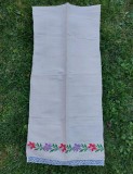 Prosop stergar vechi taranesc de canepa, brodat de mana model cu flori, 50cm latime x 108cm lungime