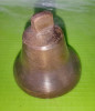 D223-Clopotel vechi bronz masiv stare buna. Inaltime 6 cm, diametrul 6 cm.