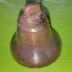 D223-Clopotel vechi bronz masiv stare buna. Inaltime 6 cm, diametrul 6 cm.