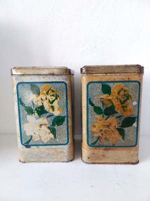 Lot 2 cutii tabla vechi romanesti, perioada comunista, cu trandafiri, 21cm inalt foto