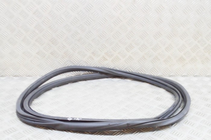 Garnitura ușă st&acirc;nga spate PORSCHE CAYENNE 92A 2015 OEM: 7P0867367H,7P0.867.367.H | 21247797