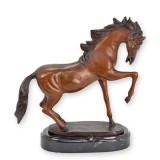 Cal la trap-statueta din bronz pe un soclu din marmura TBA-174