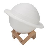 Lampa de veghe cu telecomanda in forma de saturn 3d saturn light 16 culori, alimentare baterii, stand lemn inclus, 15 cm, flippy