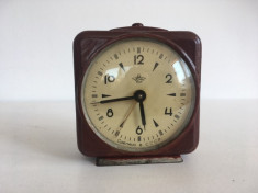 Ceas vechi de masa, mecanic, URSS, anii 50, din fier, masiv, 10 cm, nefunctional foto