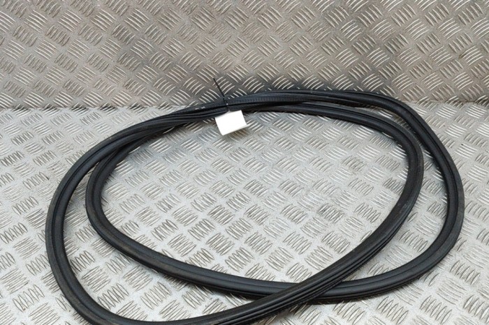 Garnitura ușă st&acirc;nga față PORSCHE MACAN 95B 2015 OEM: 95B831721,95B.831.721 | 27396596