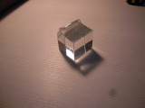 Sticla optica prelucrata manual, aproximativ o prisma cu latura de 5 cm